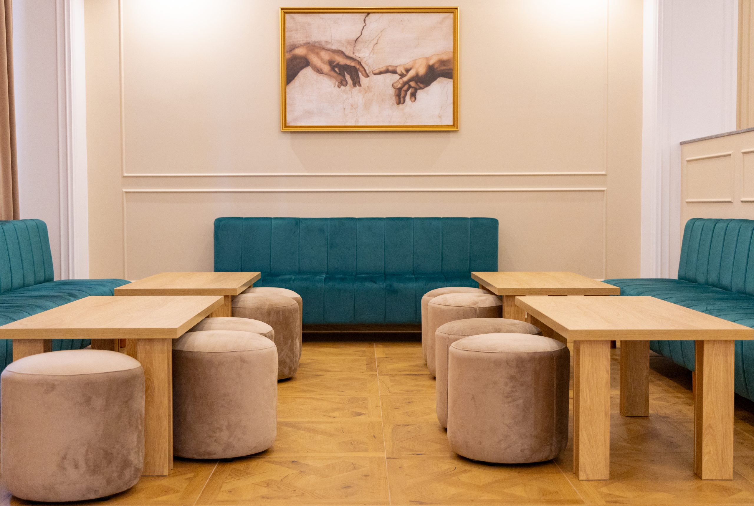 sala-asteptare-aranjamente-florale-funerare-eden-tm